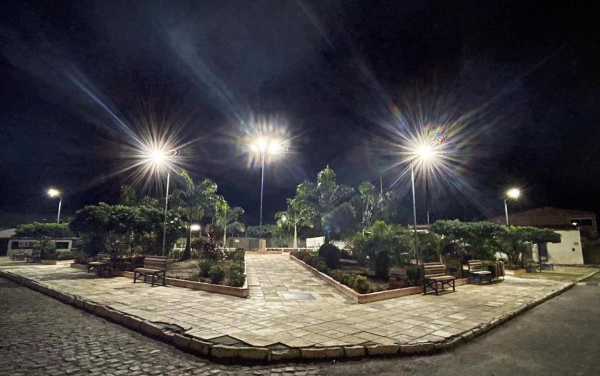 Iluminação da Praça Adelson Coelho