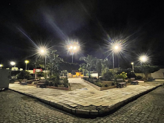 Iluminação da Praça Adelson Coelho