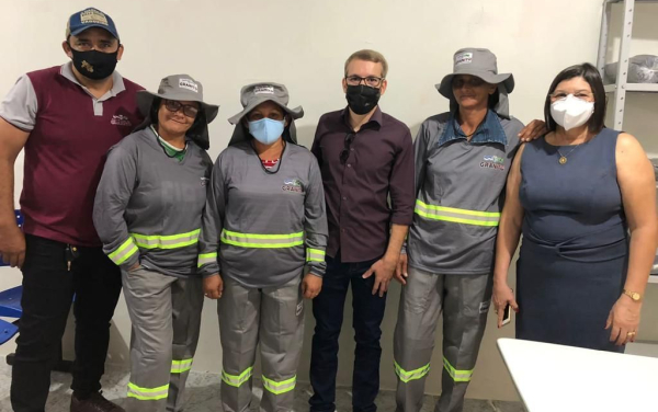 Entrega de fardamentos aos garis do município.