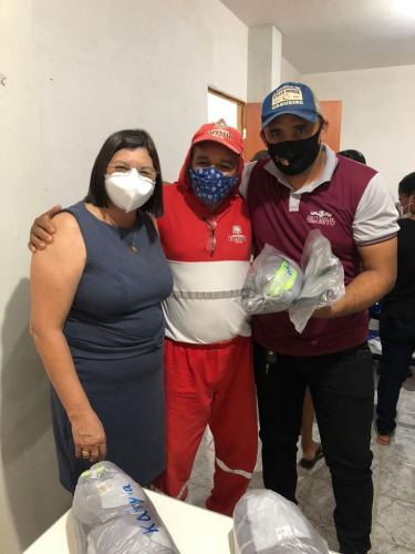Entrega de fardamentos aos garis do município.