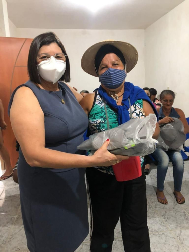 Entrega de fardamentos aos garis do município.