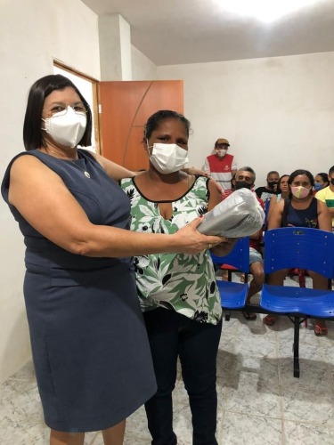 Entrega de fardamentos aos garis do município.