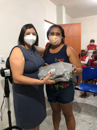 Entrega de fardamentos aos garis do município.