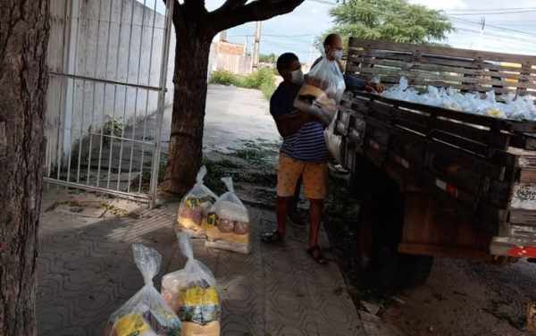 Entrega de 50 cestas básicas