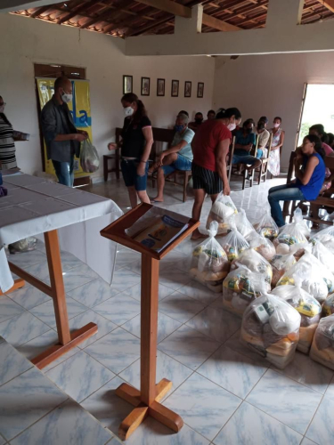 Entrega de 50 cestas básicas