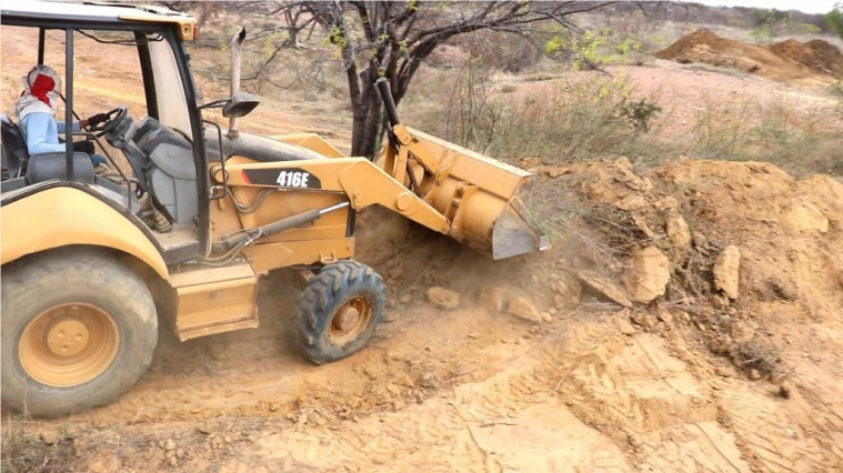 EM GRANITO PREFEITURA RECUPERA AÇUDES E BARREIROS DA ZONA RURAL.