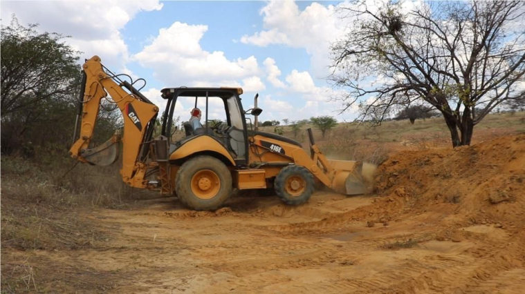 EM GRANITO PREFEITURA RECUPERA AÇUDES E BARREIROS DA ZONA RURAL.