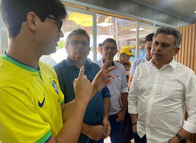 JOÃO BOSCO VISITA A FEIRA DA AGRICULTURA FAMILIAR EM EXU AO LADO DOS DEPUTADOS DORIEL BARROS E CARLOS VERAS